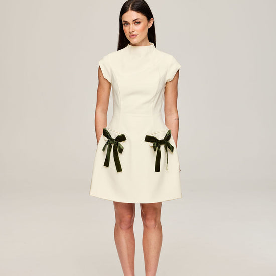 Aveline - Noir in White