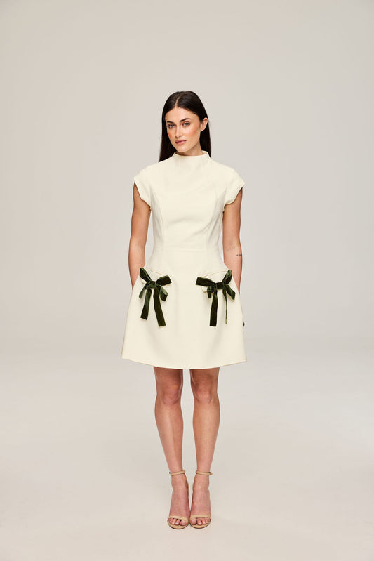 Aveline - Noir in White