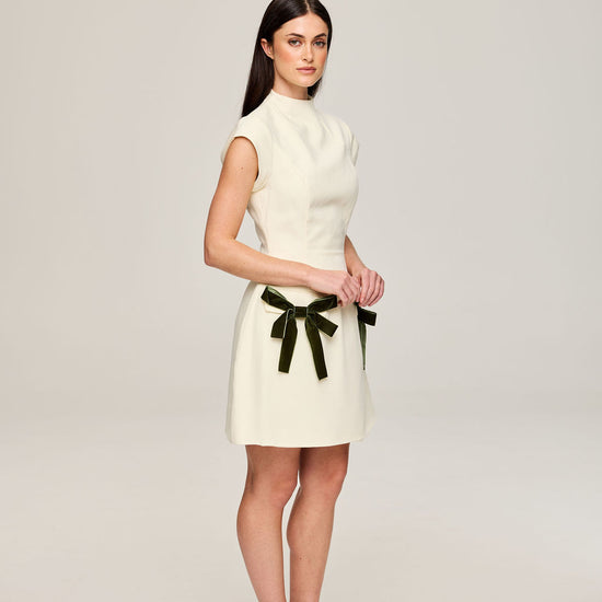 Aveline - Noir in White