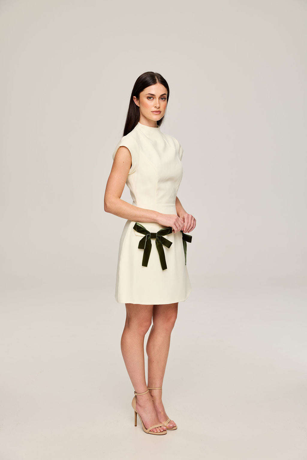Aveline - Noir in White